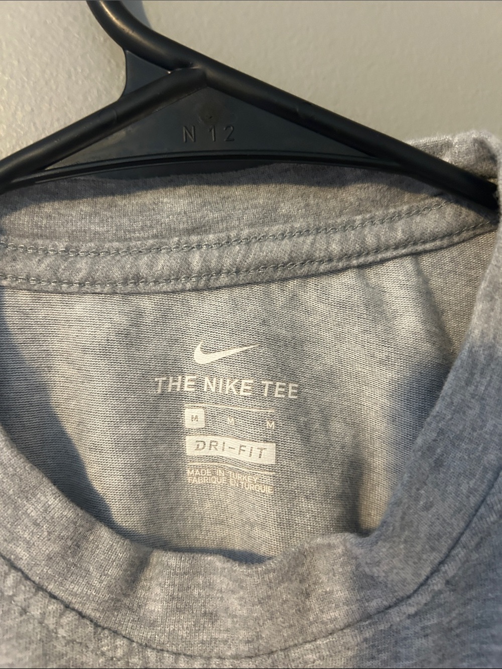 Nike - Youth Medium - Gray & Red Elite Basketball Graphic Tee - Picture 2 of 4